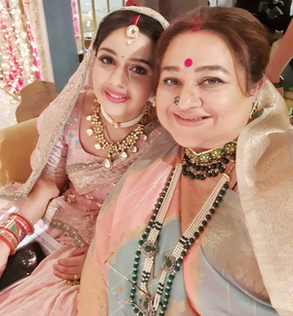 श्रुति चौधरी ने अपनी को-स्टार सुप्रिया शुक्ला के बारे में कहा, वह मुझे खूब लाड़-प्यार करती हैं श्रुति चौधरी ने अपनी को-स्टार सुप्रिया शुक्ला के बारे में कहा, वह मुझे खूब लाड़-प्यार करती हैं